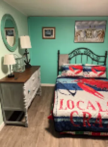 Soothing Crab themed 3-bedroom home with WiFi and a hot tub  in Winchester Bay.