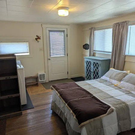 Charming 2-bedroom cottage in the great little town of Dillon with WiFi