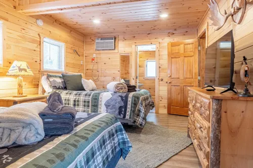 Woodlands Lodge-Charming 3-bedroom cabin in phenomenal Lake George