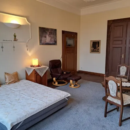 XXL vacation room with bathroom in an Art Nouveau villa for 1-4 people in the city center