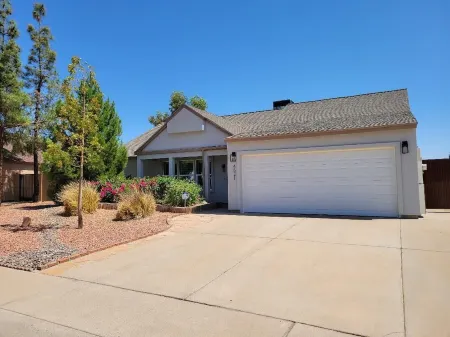 Christmas Discount ! Beautiful Backyard Oasis! Отели рядом с достопримечательностью «Университет Адвансинг Текнолоджи»