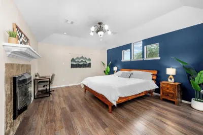 Woodlands Area Lakeview Retreat Hotels near Tuesday Morning