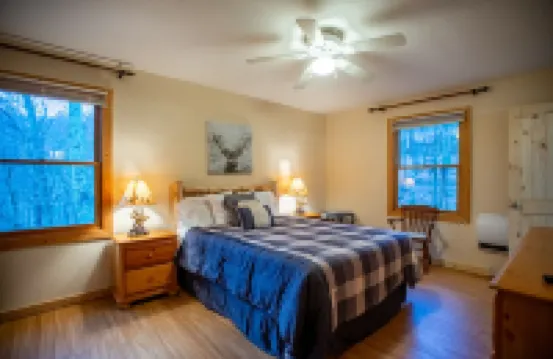 Serene Mtn cabin, views, hot tub, skiing, hiking, close to Asheville