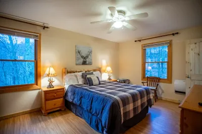 Serene Mtn cabin, views, hot tub, skiing, hiking, close to Asheville North Carolina Welcome Center 주변 호텔