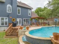 Come enjoy our peaceful house oasis that features a backyard patio with a pool! - Pools