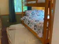 Cheerful cottage with All inclusive family fun! Hotéis em Casco