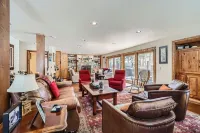 ONE BLOCK to restaurants, bars & free bus to Breck & Copper. Hot tub/pool table!