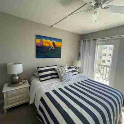 Gorgeous view of the Gulf of Mexico, steps away from the beach, in a gated area. Rooms