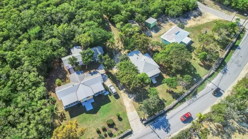 Buttercup Family Cottage beautiful beach, great snorkeling spot across the road