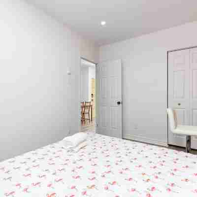 #203_Downtown One Bedroom Loft in with free parking Rooms