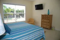 Beautiful Home in Key Colony Beach! Private Pool. Dock. Tiki Hut