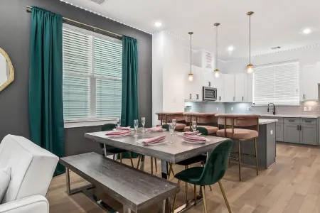 Stylish Multi-level home, minutes to Downtown Отели рядом с достопримечательностью «Хьюстонский университет»