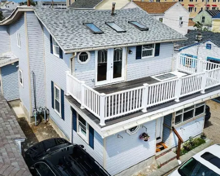 Beach Condo with a view! 3-bedroom with balcony porch! โรงแรมในHampton Beach