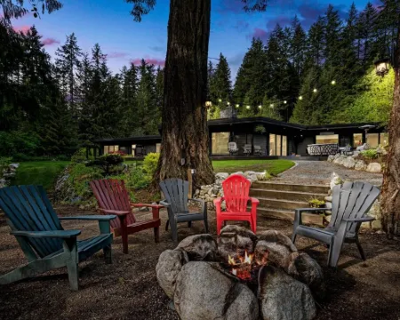 Stunning Waterfront Getaway!  Luxury Home on Acreage,  Natures Paradise ホープのホテル