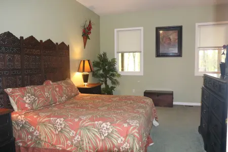 Family Lakefront Retreat! Bring your boat to your own private boat house.