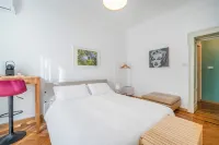 Spacious room in elegant period building with private bathroom close to the center Hotel a Porta Venezia