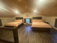 Cozy 2-bedroom cabin with WiFi, AC in welcoming Jamestown