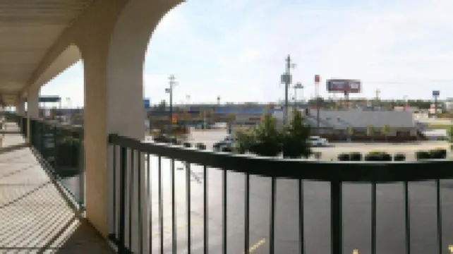 Days Inn by Wyndham Macon I-475