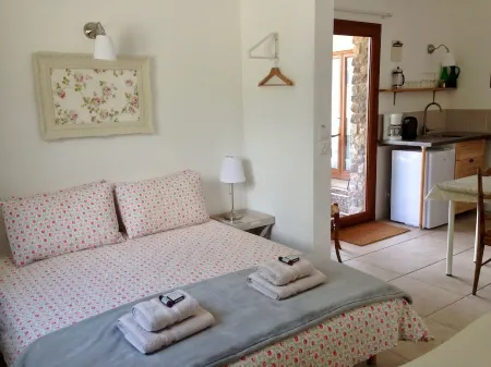 Charming Little Studio Room in Tranquil Hamlet 4km from Chorges. Perfect for 2.