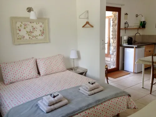 Charming Little Studio Room in Tranquil Hamlet 4km from Chorges. Perfect for 2. Hotels in Chorges