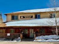 Luxury condo with vaulted ceilings and great views plus amenities!