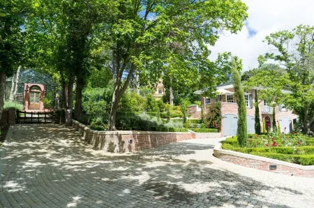 Romantic hideaway with Mountain Views