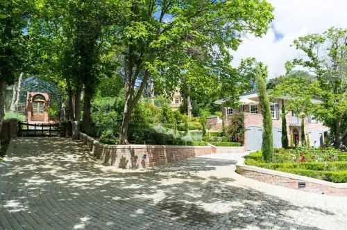 Romantic hideaway with Mountain Views