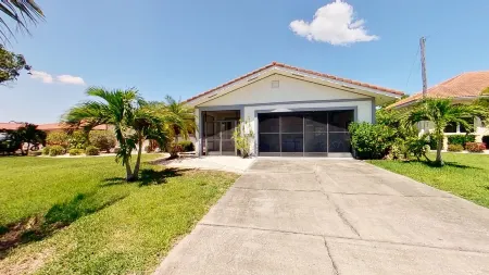 Relax and enjoy at PGI waterfront saltwater canal Отели в г. Пунта-Горда