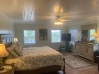 Sleeps 10, Hot Tub ,Centrally Located , Generator WiFi , Rooftop Deck,