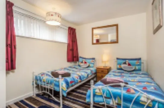 Easily accessible, single level, 3-bed cottage close to beach, shops & eateries!