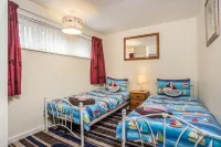 Easily accessible, single level, 3-bed cottage close to beach, shops & eateries!