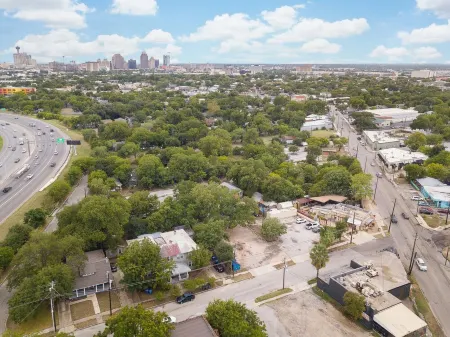 Big Blue Casita steps away from Downtown/Pearl Brewery Отели рядом с достопримечательностью «Сан-Антонио Ботаникал Гарден»