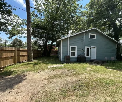 Charming 3-bedroom vacation home just 4 minutes drive to Eiffel Tower Hotels near Evergreen Cemetery