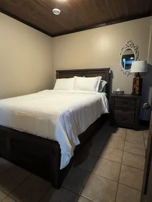 Clean, quite, private, fully furnished apartment!  호텔