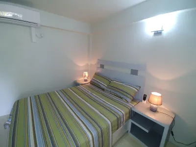 1 Modern A/C apartment with pool. Walking distance from beach, shop & restaurant Hotels in 
