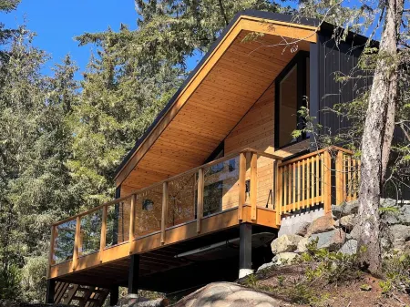 Cliffside Hideaway: Luxurious, Peaceful, with Gorgeous views Over the Ocean