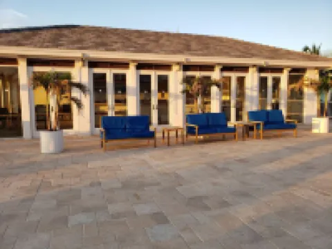 Steps from beach and infinity pool, Golf Cart Optional