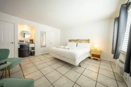 Pool - Free Parking - Apartment - 500 Feet from Beach Отели рядом с достопримечательностью «Библиотека Клируотер Мейн»