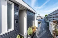 Unieke en Moderne Water Villa in de Buurt van Schiphol en Amsterdam