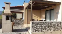 Holiday villa, close to the beach, with swimming pool and mountain views Hotel a Asprouliani