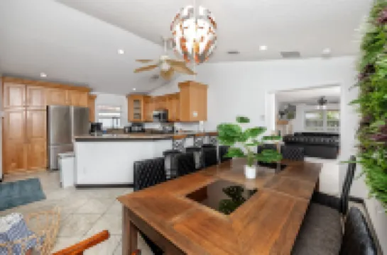 Poolside Paradise close to Clearwater 5br 2bath sleeps 12 with heated pool