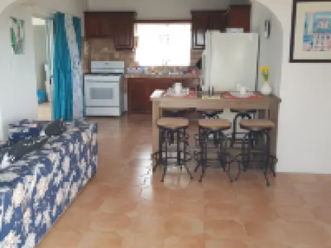 Aloha Penthouse apartment in the heart of the Maho entertainment area. Hotéis em Lowlands