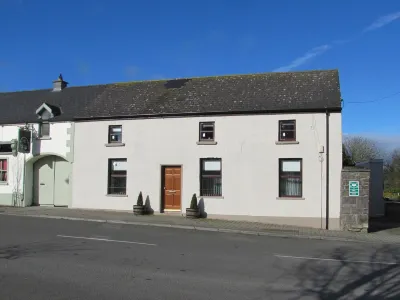 3 bedroom, sleeps 6, beautiful Village in the centre of Ireland Hôtels à : 