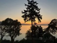 West facing Oceanfront cottage, 1 bedroom ; 4 kms  from Victoria Int. Airport