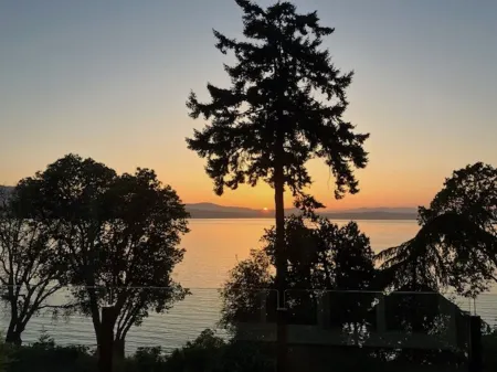 West facing Oceanfront cottage, 1 bedroom ; 4 kms  from Victoria Int. Airport