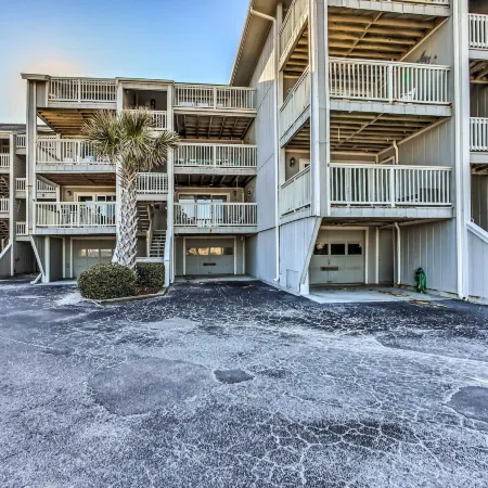 Condo w/ Pool Access - Walk to Beach!