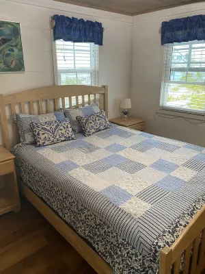 Pa Willie’s - Locally owned historic cottage conveniently located with dock. Hotel a 