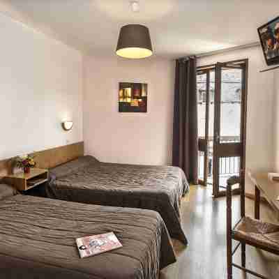 Logis Hôtel du Commerce Rooms
