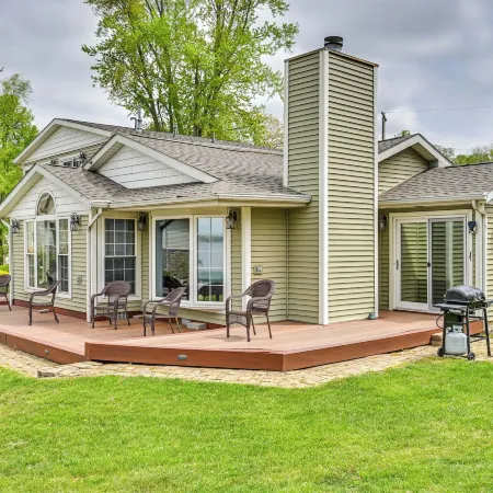 Scenic Views: Spacious Webster Lake House!