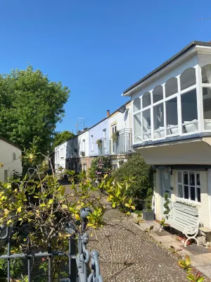 Prime Location! Detached Clifton Home with Parking Hotel a Clifton